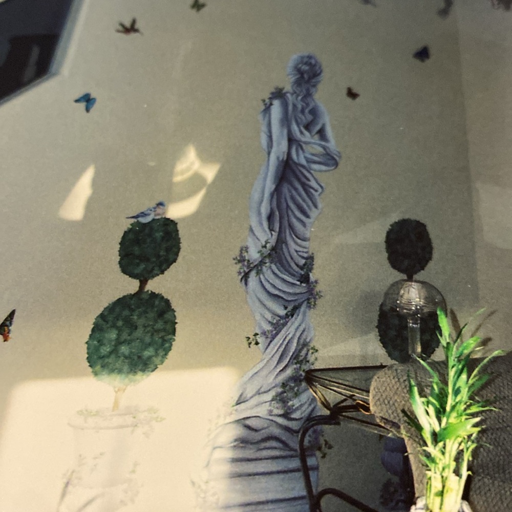 Tatouage Bella Donna Statue Gray Painted Rub on Mural